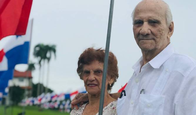 Álvaro Menéndez Franco junto a su esposa Elisa Aguirre de Menéndez Franco. Álvaro Menéndez Franco junto a su esposa Elisa Aguirre de Menéndez Franco.