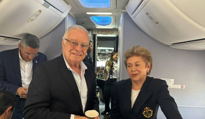 Los expresidentes de Costa Rica y Panamá en el vuelo hacía Venezuela. Los expresidentes de Costa Rica y Panamá en el vuelo hacía Venezuela.