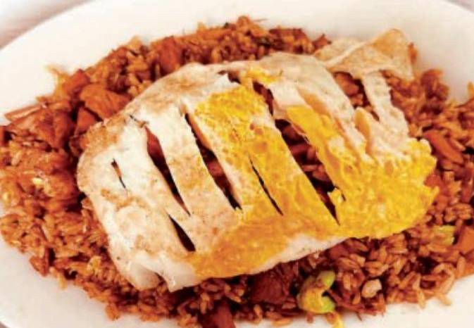 Las migraciones afroantillanas introdujeron platillos fritos que se integraron en la gastronomía local. Las migraciones afroantillanas introdujeron platillos fritos que se integraron en la gastronomía local.