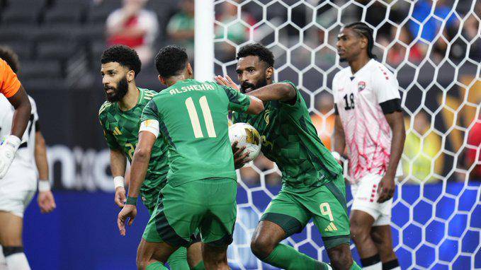 Selección de Arabia Saudita en medio de partido de la Copa Oro 2025. Selección de Arabia Saudita en medio de partido de la Copa Oro 2025.
