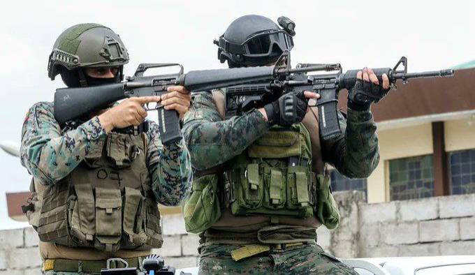 Fotografía de archivo de un operativo militar en los exteriores del Base Aérea de Guayaquil (Ecuador). Fotografía de archivo de un operativo militar en los exteriores del Base Aérea de Guayaquil (Ecuador).