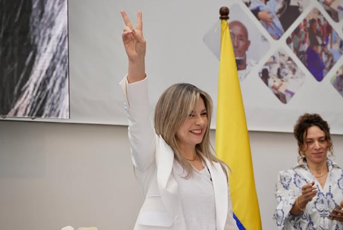 Dávila formalizó ante la Registraduría Nacional del Estado Civil el nacimiento del Movimiento Valientes, una organización con la que busca convocar a amplios sectores de la ciudadanía alrededor de una agenda que aspira a “salvar a Colombia”. Dávila formalizó ante la Registraduría Nacional del Estado Civil el nacimiento del Movimiento Valientes, una organización con la que busca convocar a amplios sectores de la ciudadanía alrededor de una agenda que aspira a “salvar a Colombia”.