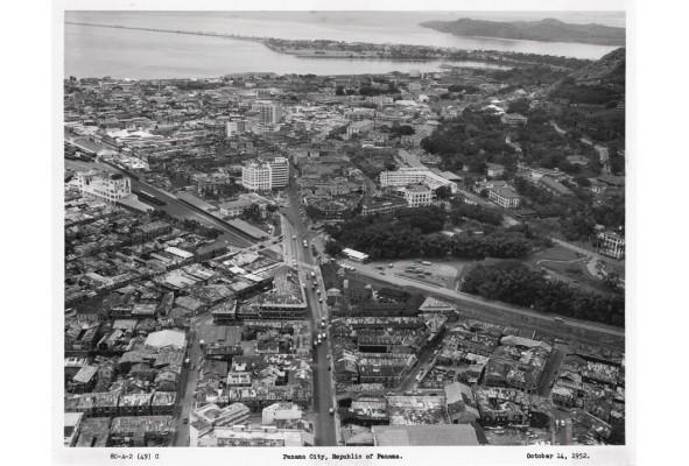 Vista de la ciudad de Panamá en la década de 1950. En la imagen los barrios de Calidonia, Santa Ana, del lado panameño, y el barrio de Balboa en la antigua Zona del Canal. Vista de la ciudad de Panamá en la década de 1950. En la imagen los barrios de Calidonia, Santa Ana, del lado panameño, y el barrio de Balboa en la antigua Zona del Canal.