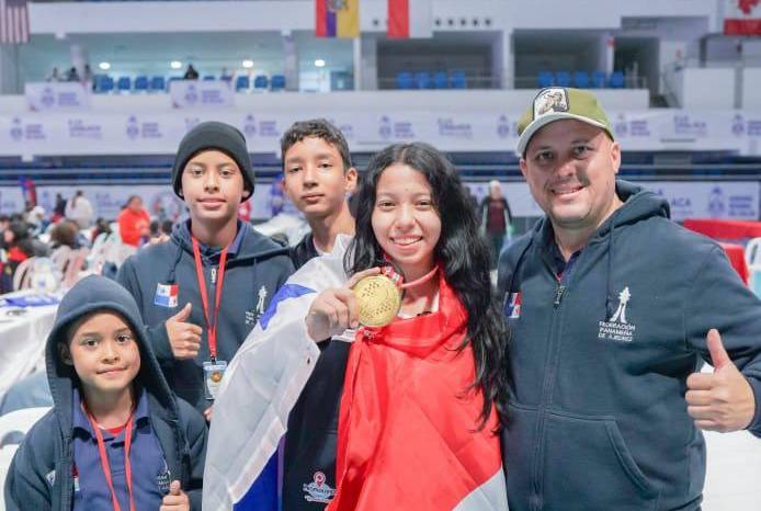 Con una destacada actuación en Lima, la joven ajedrecista Ashley Castillo logró la medalla de oro para Panamá, consolidándose como una de las promesas más fuertes del ajedrez juvenil en América. Con una destacada actuación en Lima, la joven ajedrecista Ashley Castillo logró la medalla de oro para Panamá, consolidándose como una de las promesas más fuertes del ajedrez juvenil en América.