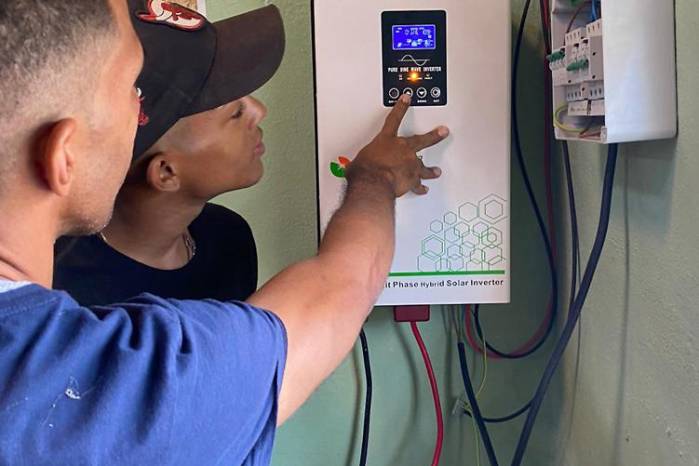 Tres apagones y un decreto propulsan la energía solar en Cuba Tres apagones y un decreto propulsan la energía solar en Cuba