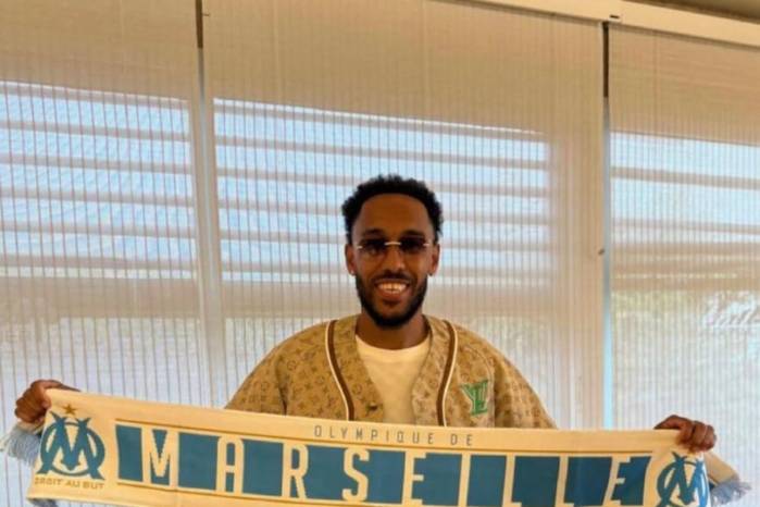 Pierre Emerick Aubameyang posando con una bufanda del Marsella. Pierre Emerick Aubameyang posando con una bufanda del Marsella.