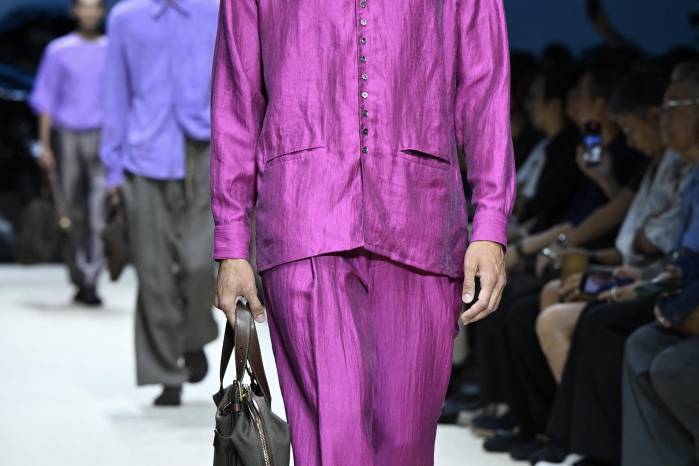 Una modelo desfila en la pasarela durante la presentación de la colección de Giorgio Armani en la Semana de la Moda Masculina Primavera/Verano 2026 de Milán. Una modelo desfila en la pasarela durante la presentación de la colección de Giorgio Armani en la Semana de la Moda Masculina Primavera/Verano 2026 de Milán.