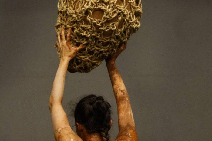 Desde la sororidad femenina de las intérpretes, se indagan aspectos que atañen a la vulnerabilidad de todo ser humano. Desde la sororidad femenina de las intérpretes, se indagan aspectos que atañen a la vulnerabilidad de todo ser humano.