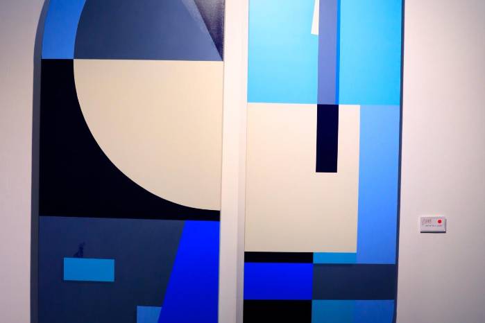 ‘Gap in the clouds’, obra monocromática en azul. ‘Gap in the clouds’, obra monocromática en azul.