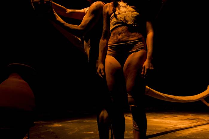 El público se sumerje con el vestuario y el maquillaje de los artistas que están sobre el escenario. El público se sumerje con el vestuario y el maquillaje de los artistas que están sobre el escenario.