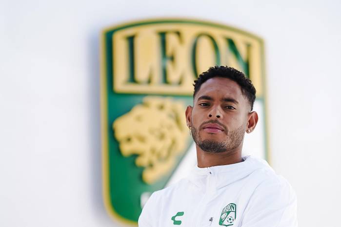El jugador de la selección de Panamá, Ismael Díaz, posa con los colores de su nuevo equipo. El jugador de la selección de Panamá, Ismael Díaz, posa con los colores de su nuevo equipo.