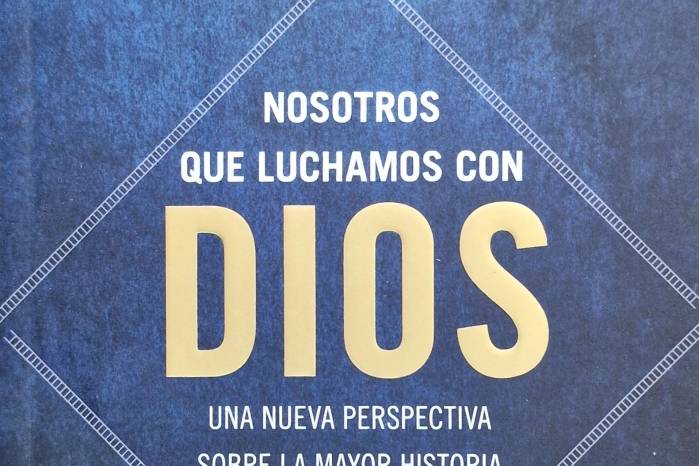 “Nosotros luchamos con Dios” explora la religión como cimiento de Occidente junto a la ciencia y el nihilismo. “Nosotros luchamos con Dios” explora la religión como cimiento de Occidente junto a la ciencia y el nihilismo.
