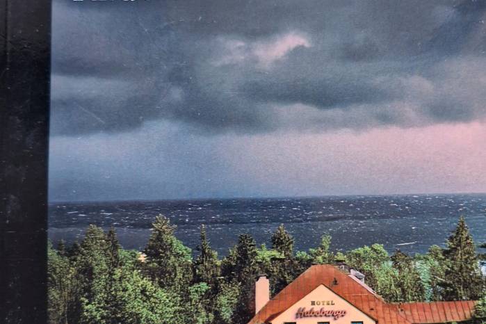 “Arderá el viento” es sobre cómo un pueblo, costero y peculiar, se modifica cuando una pareja foránea compra el hotel de la comunidad. “Arderá el viento” es sobre cómo un pueblo, costero y peculiar, se modifica cuando una pareja foránea compra el hotel de la comunidad.