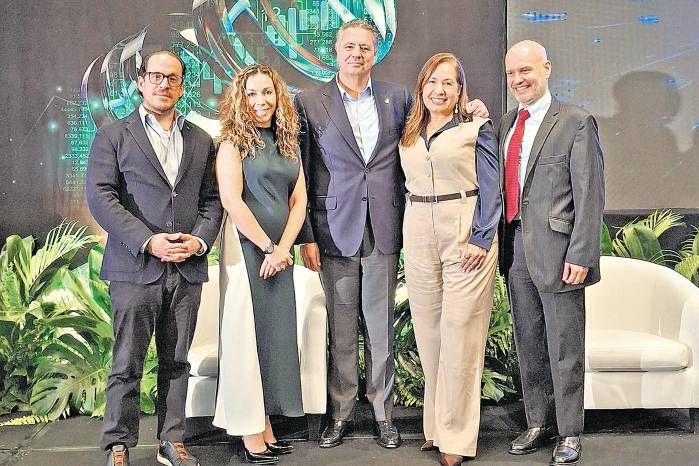 IA y datos, del backstage al cliente. Modelos predictivos, automatización y seguridad avanzada sostienen decisiones más rápidas y experiencias simples en canales digitales y puntos de venta. IA y datos, del backstage al cliente. Modelos predictivos, automatización y seguridad avanzada sostienen decisiones más rápidas y experiencias simples en canales digitales y puntos de venta.