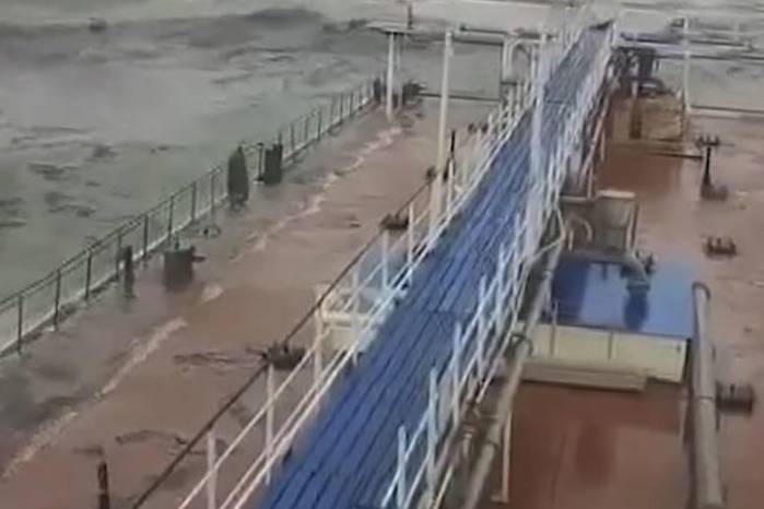 Dos petroleros rusos sufrieron sendos accidentes en el estrecho de Kerch y vertieron petróleo en aguas del mar. Dos petroleros rusos sufrieron sendos accidentes en el estrecho de Kerch y vertieron petróleo en aguas del mar.