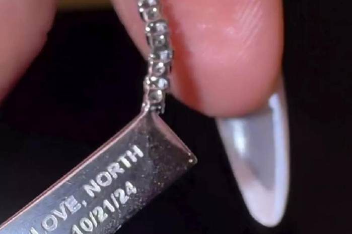 Kardashian mostró el segundo mensaje en la otra parte del collar que lee “Con amor, North”. Kardashian mostró el segundo mensaje en la otra parte del collar que lee “Con amor, North”.