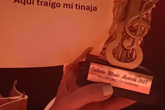 La panameña Ana De Wantts con su premio. La panameña Ana De Wantts con su premio.