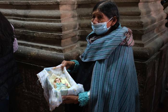 Una mujer aimara sostiene una imagen del niño Jesús este lunes, en La Paz. Una mujer aimara sostiene una imagen del niño Jesús este lunes, en La Paz.