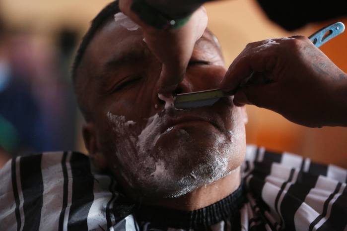 Un hombre en situación de calle participa en la campaña 'El Buen Samaritano' en La Paz (Bolivia). EFE/ Luis Gandarillas Un hombre en situación de calle participa en la campaña 'El Buen Samaritano' en La Paz (Bolivia). EFE/ Luis Gandarillas