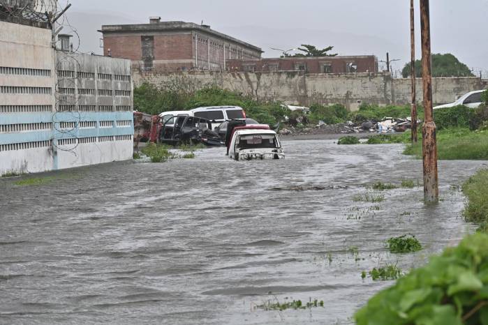 Fotografía de una calle inundada debido al paso del huracán Melissa este martes, en Kingston (Jamaica). Fotografía de una calle inundada debido al paso del huracán Melissa este martes, en Kingston (Jamaica).