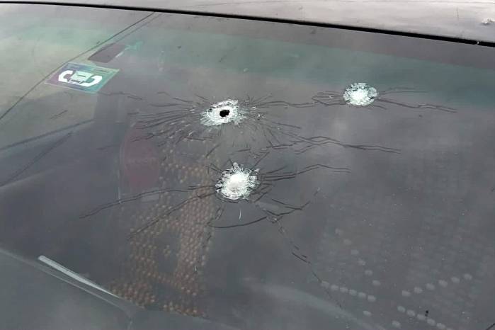Carro en el que viajaba el expresidente Evo Morales durante el supuesto atentado. Carro en el que viajaba el expresidente Evo Morales durante el supuesto atentado.