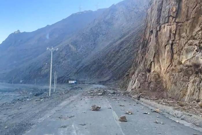 Esta captura de pantalla de un video generado por un usuario (UGC) del 7 de enero de 2025 muestra rocas en una carretera cerca de la autopista nacional de Shigatse en el Tíbet chino. Esta captura de pantalla de un video generado por un usuario (UGC) del 7 de enero de 2025 muestra rocas en una carretera cerca de la autopista nacional de Shigatse en el Tíbet chino.