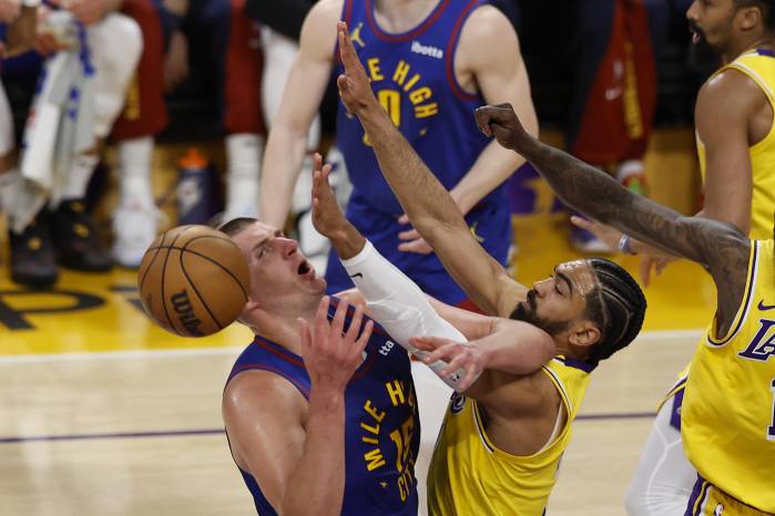El serbio Nikola Jokic (i) y Gabe Vincent (c-d) durante el partido entre Denver Nuggets y LA Lakers. El serbio Nikola Jokic (i) y Gabe Vincent (c-d) durante el partido entre Denver Nuggets y LA Lakers.