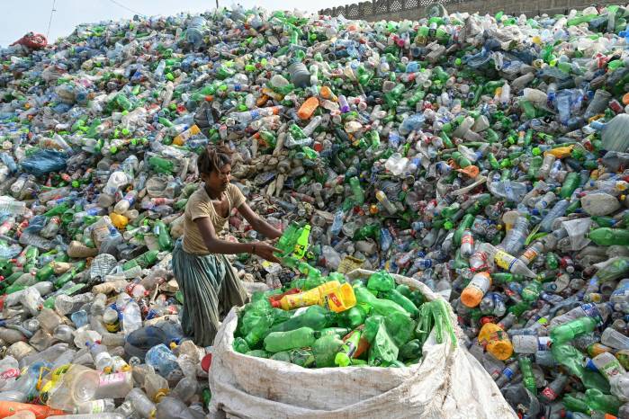 Solamente el 9 % del plástico se recicla y entre 19 millones y 23 millones de toneladas terminan en lagos, ríos y océanos, señala la OCDE. Solamente el 9 % del plástico se recicla y entre 19 millones y 23 millones de toneladas terminan en lagos, ríos y océanos, señala la OCDE.