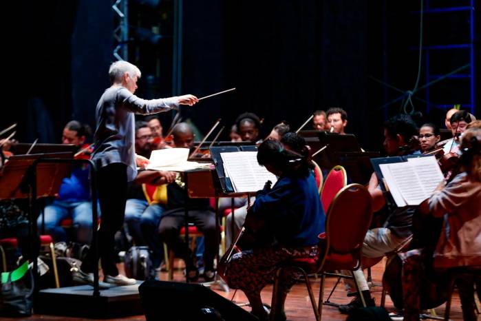 La directora de orquesta estadounidense Nell Flanders elogió la labor de la orquesta. La directora de orquesta estadounidense Nell Flanders elogió la labor de la orquesta.