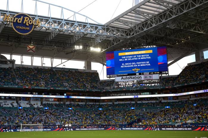 La final entre Argentina y Colombia tuvo que retrasarse una hora y media por los disturbios causados en el Hard Rock Stadium. La final entre Argentina y Colombia tuvo que retrasarse una hora y media por los disturbios causados en el Hard Rock Stadium.
