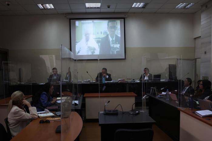 Fotografía de archivo que muestra al general retirado Benedicto Lucas García (pantalla) durante una audiencia donde un tribunal pretendía iniciar el juicio en su contra por genocidio, en Ciudad de Guatemala. Fotografía de archivo que muestra al general retirado Benedicto Lucas García (pantalla) durante una audiencia donde un tribunal pretendía iniciar el juicio en su contra por genocidio, en Ciudad de Guatemala.