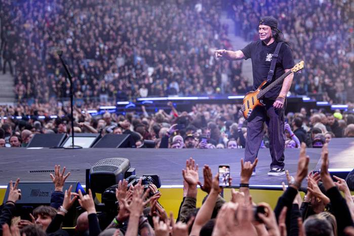 El bajista del grupo Metallica Robert Trujillo durante un concierto. El bajista del grupo Metallica Robert Trujillo durante un concierto.