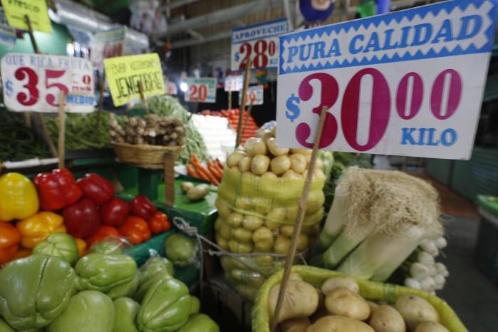 Fotografía de archivo de un puesto de verduras con los precios de cada producto, en el mercado de Jamaica de la Ciudad de México. Fotografía de archivo de un puesto de verduras con los precios de cada producto, en el mercado de Jamaica de la Ciudad de México.