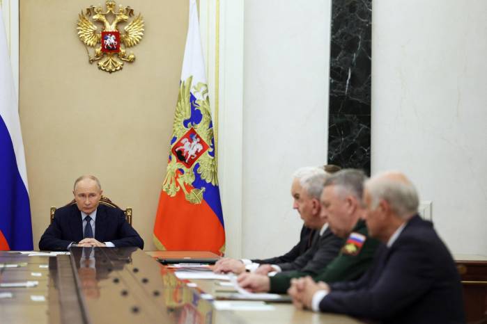 Putin dijo el 22 de noviembre de 2024 que Moscú llevaría a cabo más pruebas del dispositivo balístico hipersónico ‘Oreshnik’. Putin dijo el 22 de noviembre de 2024 que Moscú llevaría a cabo más pruebas del dispositivo balístico hipersónico ‘Oreshnik’.