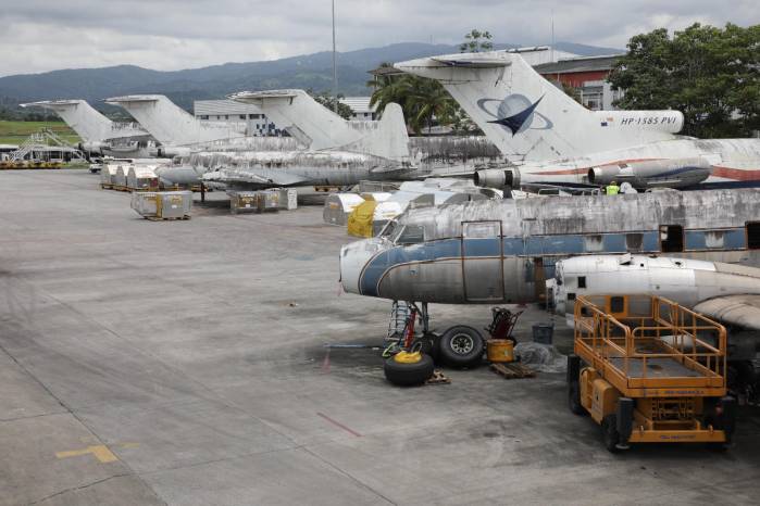 Las aeronaves son un Convair 580 CVL, un Douglas DC863, un Boeing 727-277, un Learjet 25 y dos Boeing 727-25F. Las aeronaves son un Convair 580 CVL, un Douglas DC863, un Boeing 727-277, un Learjet 25 y dos Boeing 727-25F.