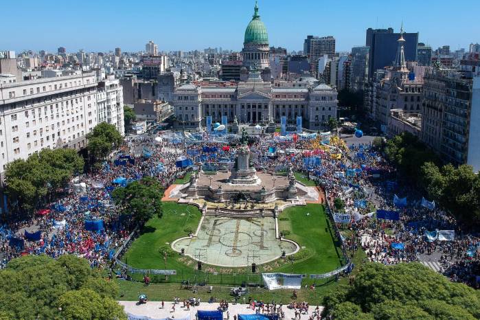Fotografía de archivo fechada el 1 de marzo de 2022 que muestra una marcha a las afueras del Congreso de la Nación antes de la apertura de sesiones y donde se discutiría, entre otros temas, un acuerdo con el FMI para refinanciar la alta deuda con el organismo, en Buenos Aires, Argentina. Fotografía de archivo fechada el 1 de marzo de 2022 que muestra una marcha a las afueras del Congreso de la Nación antes de la apertura de sesiones y donde se discutiría, entre otros temas, un acuerdo con el FMI para refinanciar la alta deuda con el organismo, en Buenos Aires, Argentina.