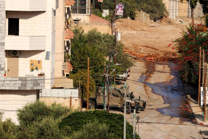 Las tropas israelíes hacen guardia durante el tercer día de una operación militar israelí en la ciudad de Yenín, en Cisjordania. Las tropas israelíes hacen guardia durante el tercer día de una operación militar israelí en la ciudad de Yenín, en Cisjordania.