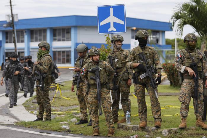 Integrantes de la Policia Nacional custodian el aeropuerto de Changuinola. Integrantes de la Policia Nacional custodian el aeropuerto de Changuinola.