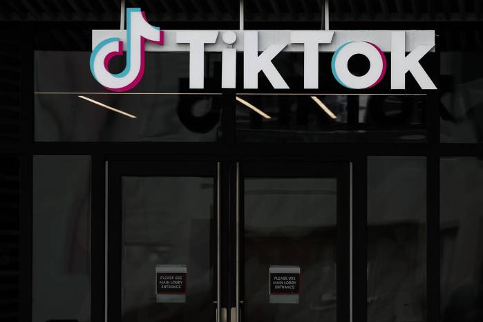 Fotografía de archivo que muestra un cartel exhibido en la sede de TikTok en Culver City, California (EE. UU.). Fotografía de archivo que muestra un cartel exhibido en la sede de TikTok en Culver City, California (EE. UU.).