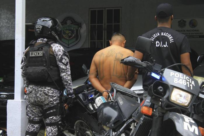 Fotografía tomada de la cuenta de la red social X de la Policía Nacional de Panamá que muestra a dos policías junto a un detenido salvadoreño este 11 de julio de 2024, en ciudad de Panamá. Fotografía tomada de la cuenta de la red social X de la Policía Nacional de Panamá que muestra a dos policías junto a un detenido salvadoreño este 11 de julio de 2024, en ciudad de Panamá.