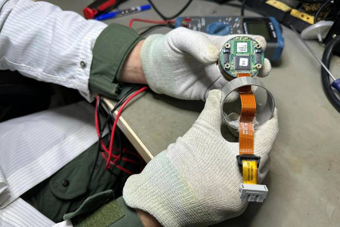 Fotografía cedida por la Fuerza Aérea Brasileña que muestra a un operario el sábado en Sao Paulo. Fotografía cedida por la Fuerza Aérea Brasileña que muestra a un operario el sábado en Sao Paulo.