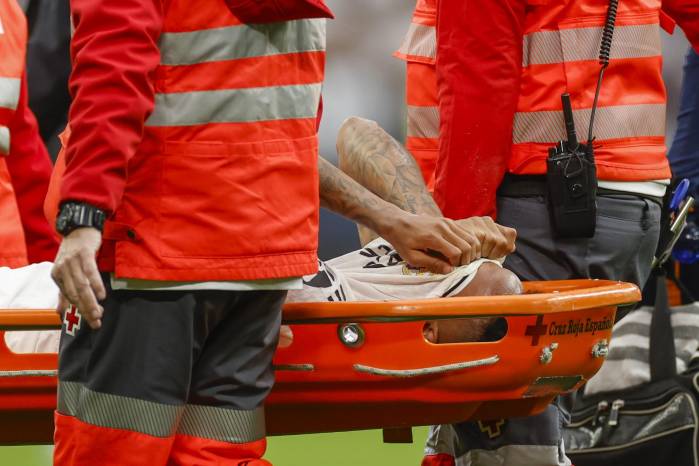 El defensa brasileño del Real Madrid Éder Militão, se retira lesionado lesionado durante el partido de la jornada 13 de LaLiga entre Real Madrid y Osasuna. El defensa brasileño del Real Madrid Éder Militão, se retira lesionado lesionado durante el partido de la jornada 13 de LaLiga entre Real Madrid y Osasuna.