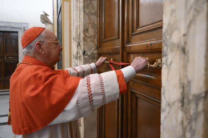 Momento en que sellan la habitación de el Papa Francisco. Momento en que sellan la habitación de el Papa Francisco.