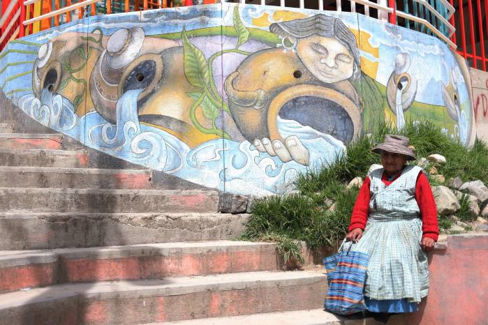 El barrio Chualluma, que significa “vertiente cristalina” en el idioma aimara, está situado entre La Paz y la ciudad contigua de El Alto, en la ladera oeste y se le puede ver desde gran parte de la ciudad. El barrio Chualluma, que significa “vertiente cristalina” en el idioma aimara, está situado entre La Paz y la ciudad contigua de El Alto, en la ladera oeste y se le puede ver desde gran parte de la ciudad.
