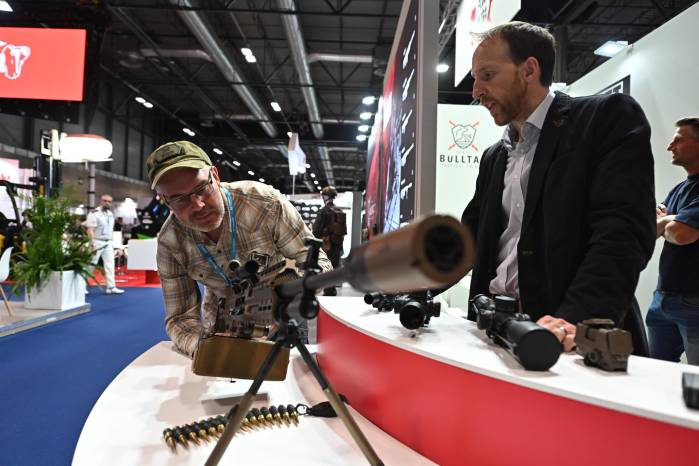 Un visitante observa una de las armas expuestas durante el primer día de celebración de la Feria Internacional de Defensa y Seguridad de España. Un visitante observa una de las armas expuestas durante el primer día de celebración de la Feria Internacional de Defensa y Seguridad de España.