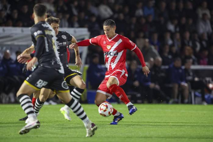 El futbolista colombiano, James Rodríguez durante un partido de Copa del Rey con el Rayo Vallecano. El futbolista colombiano, James Rodríguez durante un partido de Copa del Rey con el Rayo Vallecano.