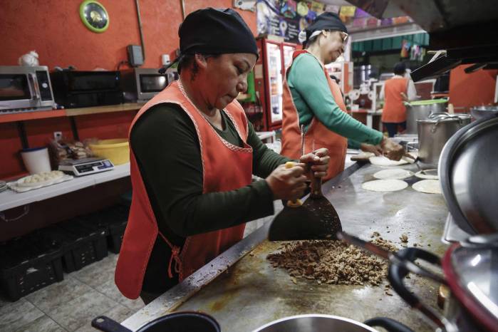Una de las empleadas de la taquería ‘Las Muñecas’ prepara las carnes que acompañarán las tortillas de maíz. Una de las empleadas de la taquería ‘Las Muñecas’ prepara las carnes que acompañarán las tortillas de maíz.