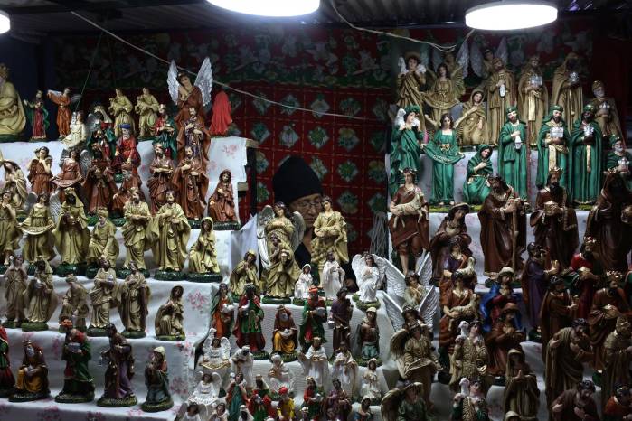 Una mujer vende figuras de Navidad en una feria navideña, el 18 de diciembre de 2023, en La Paz (Bolivia). EFE/Luis Gandarillas Una mujer vende figuras de Navidad en una feria navideña, el 18 de diciembre de 2023, en La Paz (Bolivia). EFE/Luis Gandarillas