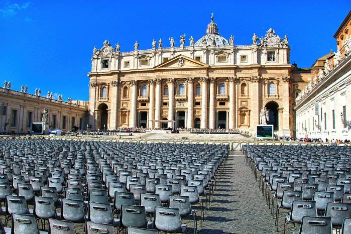 Parte frontal de la catedral de San Pedro en la Ciudad del Vaticano. Parte frontal de la catedral de San Pedro en la Ciudad del Vaticano.