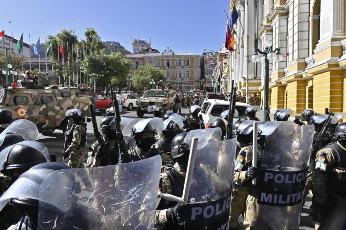 Tropas militares desplegadas frente al Palacio Quemado en la Plaza Murillo de La Paz. Tropas militares desplegadas frente al Palacio Quemado en la Plaza Murillo de La Paz.